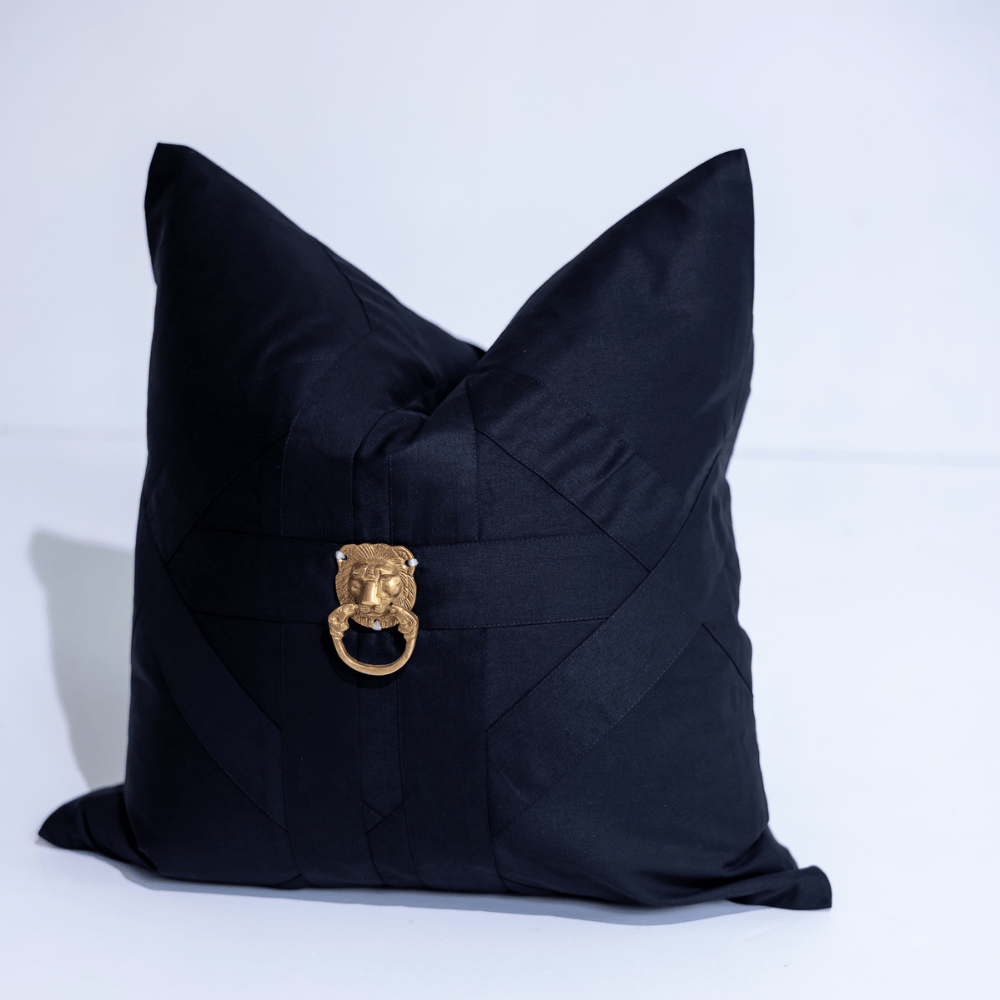 BHD HOME featurecushion Lions Head Gold on Black Cross patch Black 55 x 55cm