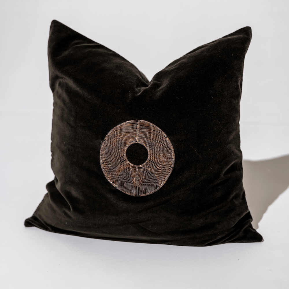 BHD HOME featurecushion Disc Gold Black Velvet  55 x 55cm