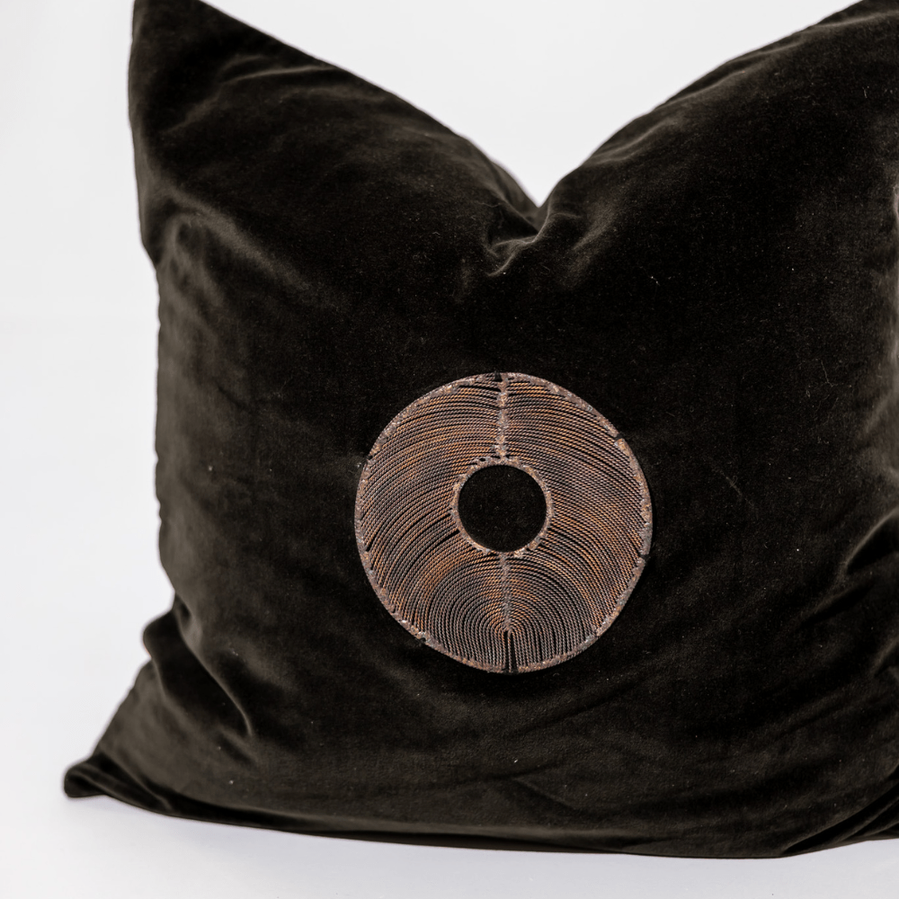 BHD HOME featurecushion Disc Gold Black Velvet  55 x 55cm