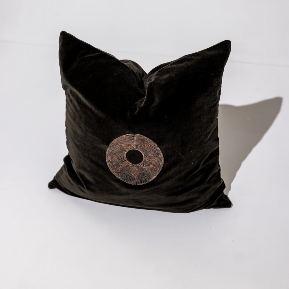BHD HOME featurecushion Disc Gold Black Velvet  55 x 55cm