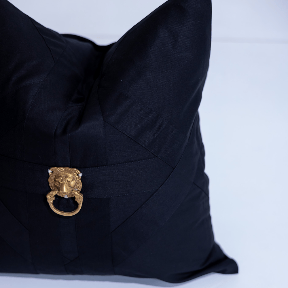 BHD HOME featurecushion Lions Head Gold on Black Cross patch Black 55 x 55cm