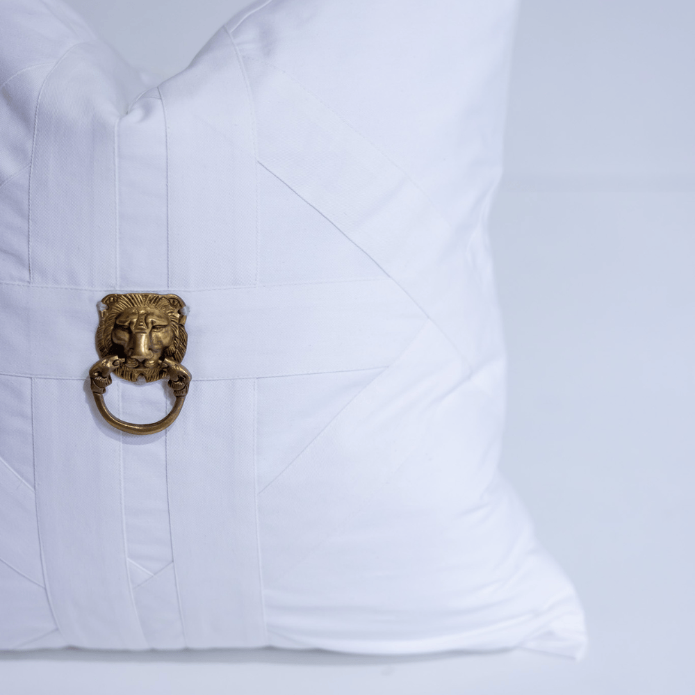 BHD HOME featurecushion Lions Head Gold on White Cross patch Black 55 x 55cm