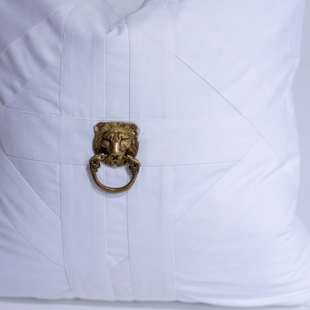BHD HOME featurecushion Lions Head Gold on White Cross patch Black 55 x 55cm